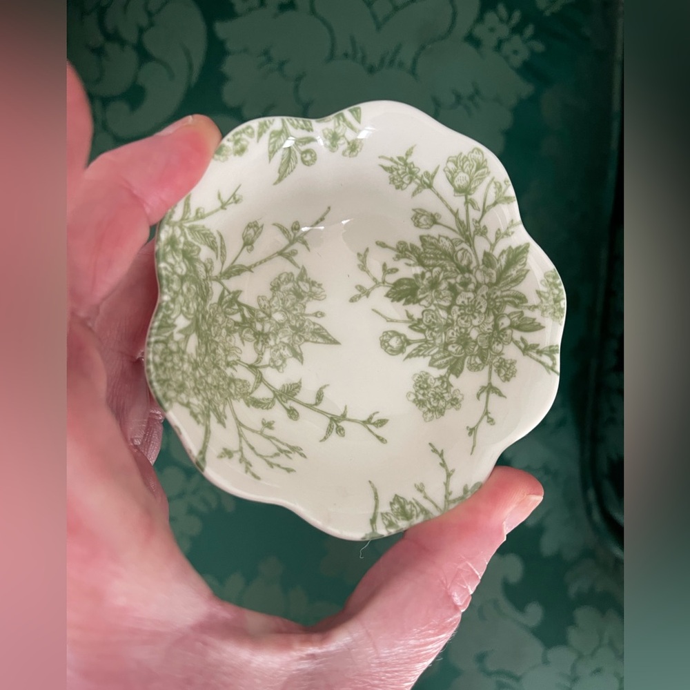 PRETTY FLORAL GREEN & WHITE CERAMIC SMALL SCALLOPED TRINKET DISH - UNBRANDED - Picture 2 of 4
